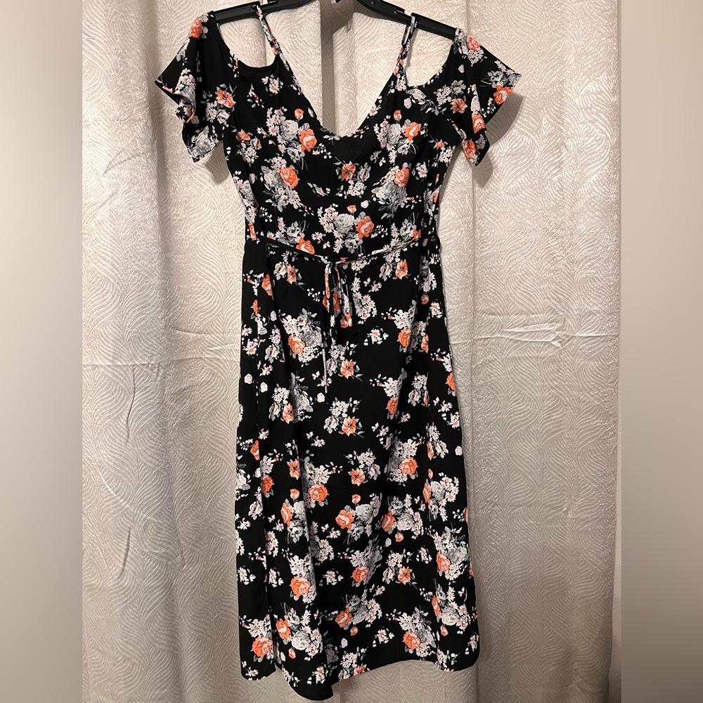 Floral peekaboo shoulders midi dress
